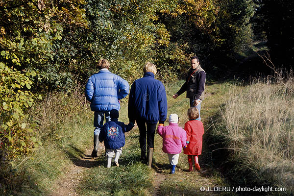 Famille en promenade -  family walking